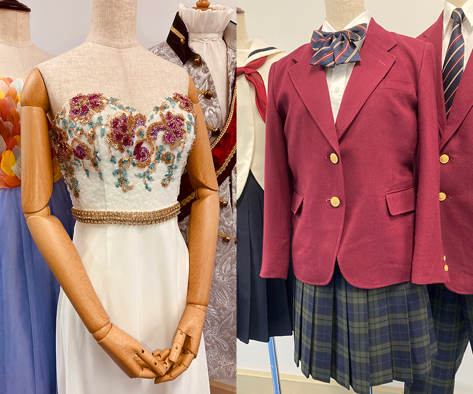 左：ドレス類、右：制服類