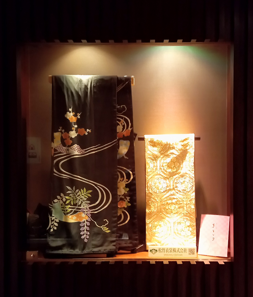「日本の四季」をイメージした衣裳(着物)を展示