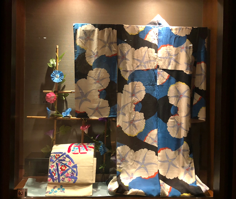 「日本の夏」をイメージした衣裳(着物・帯)を展示
